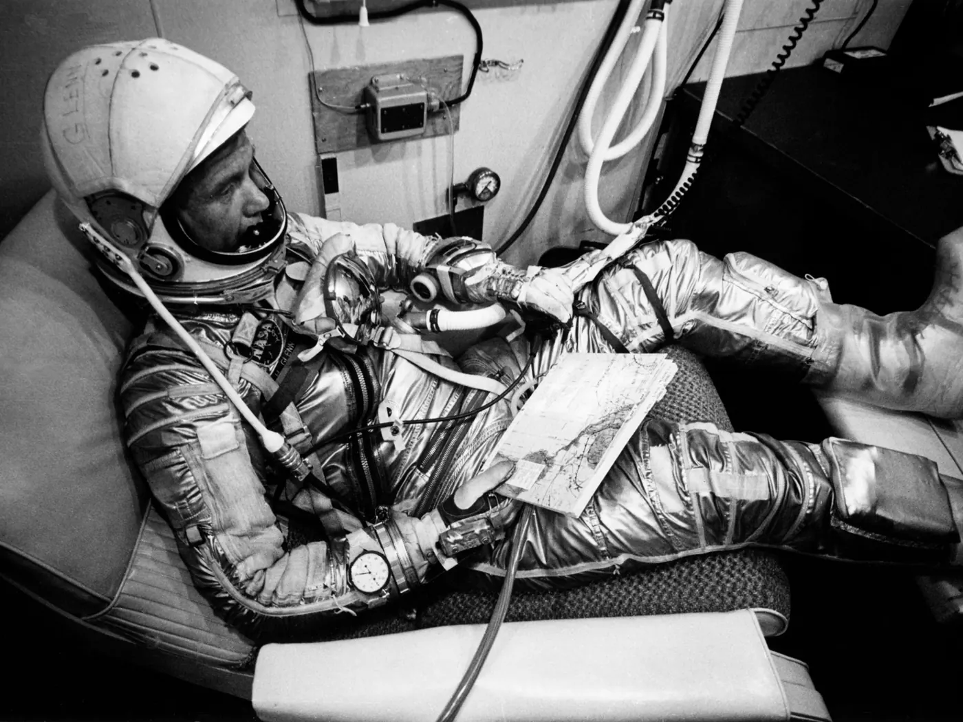Astronauta in tuta spaziale consulta una mappa